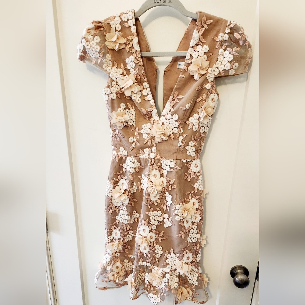 Dress The Population Floral Applique V-Neck Midi Dress in Nude XXS/XS